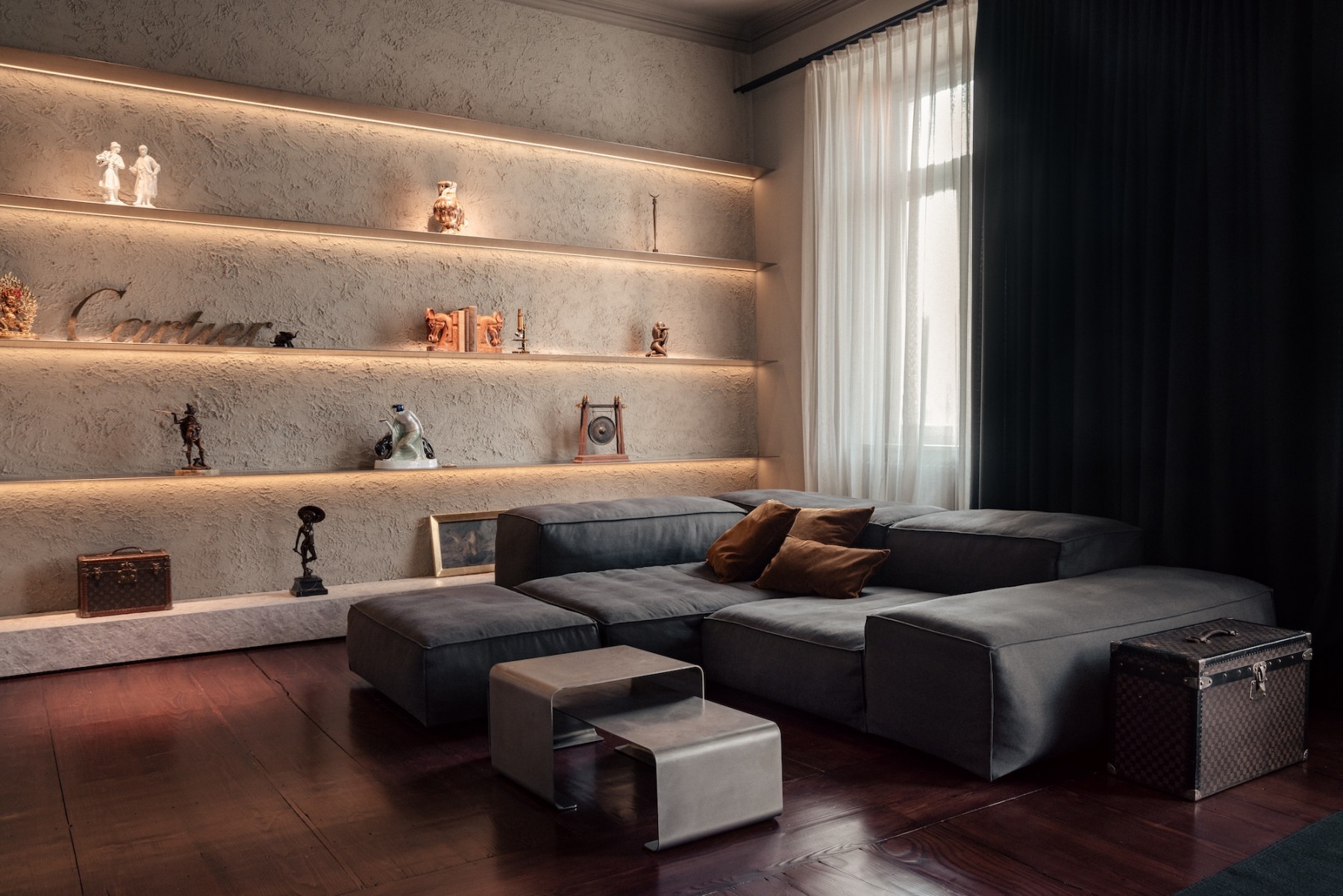 THE COLLECTORS APARTMENT