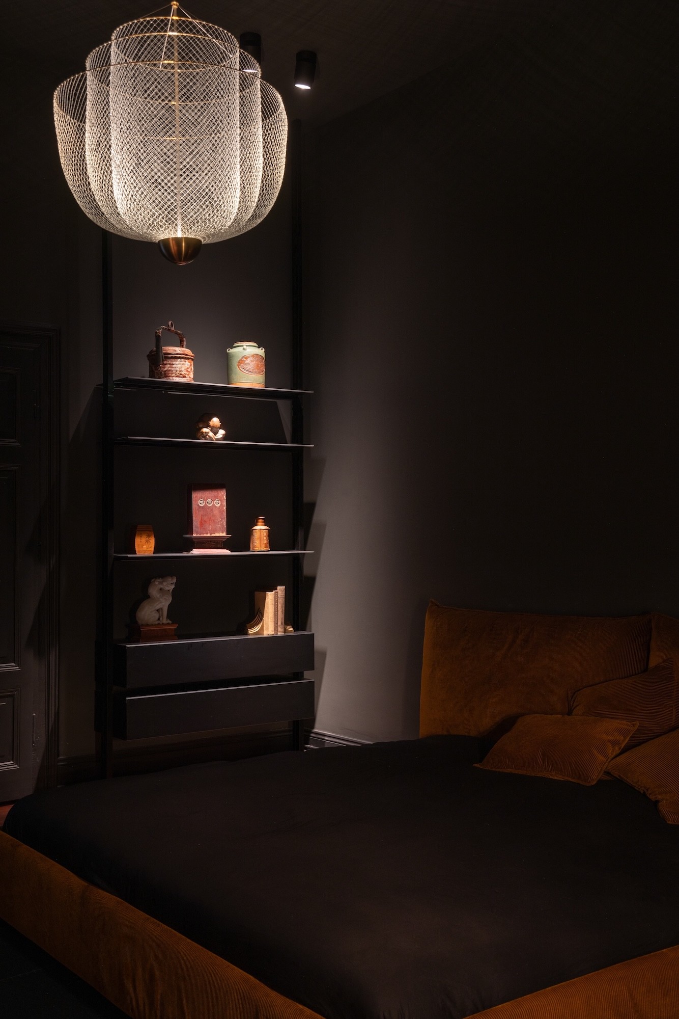 THE COLLECTORS APARTMENT