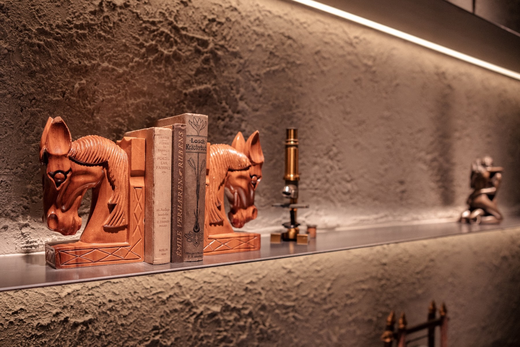 THE COLLECTORS APARTMENT