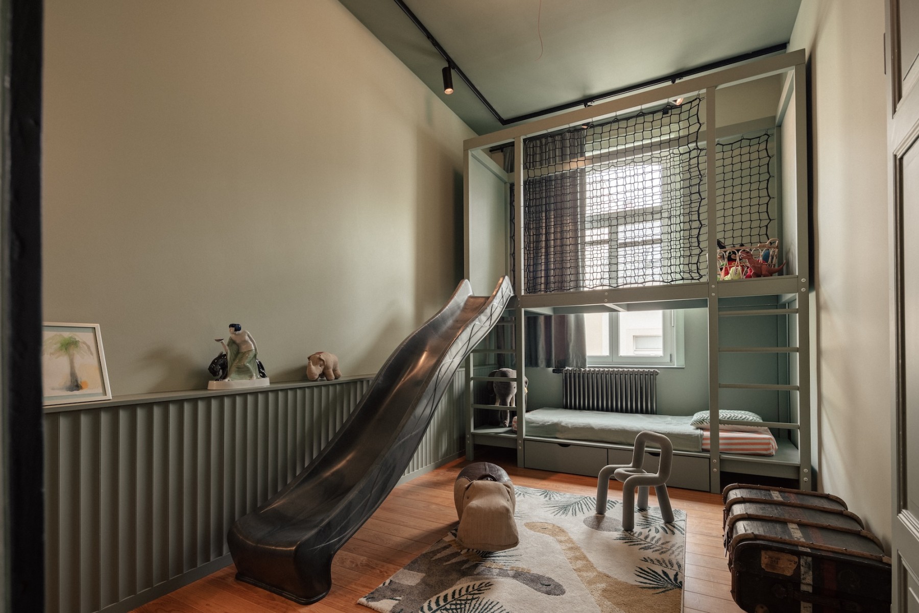 THE COLLECTORS APARTMENT